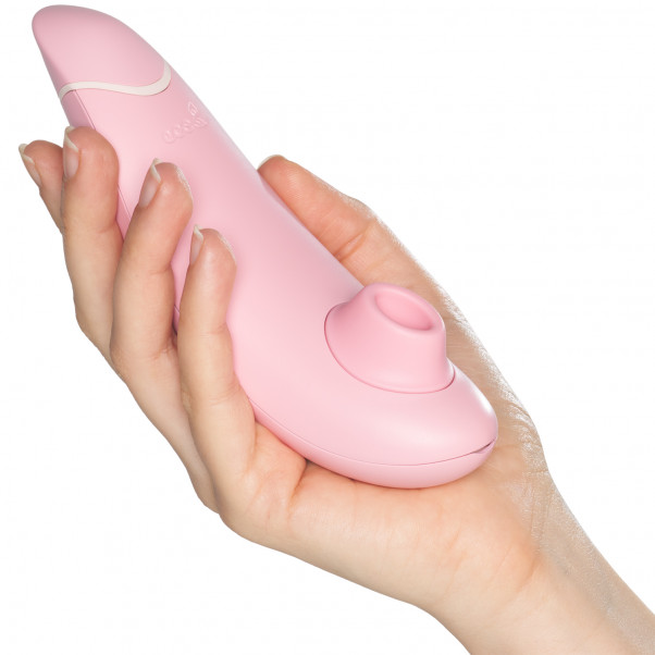 Womanizer Premium Eco Klitoris Stimulator Produktbillede med hånd 50