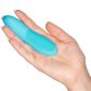 Satisfyer Teaser Finger Vibrator Produktbillede med hånd 50